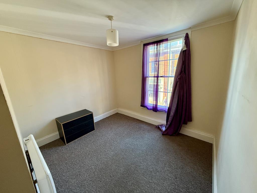 Lot: 44276 - FREEHOLD MIXED USE INVESTMENT - SHOP AND THREE FLATS - Flat B Bedroom